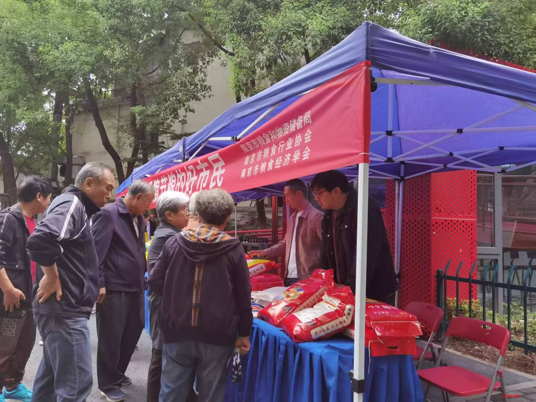 糧食購銷公司攜自產(chǎn)大米參加優(yōu)質(zhì)糧油進社區(qū)活動